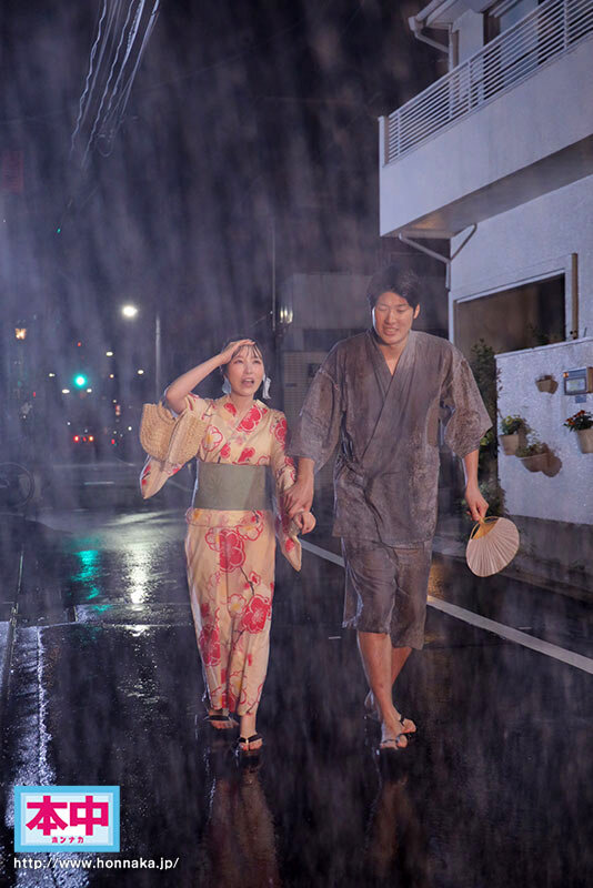 香水じゅん(香水纯)作品 HMN-637 发布！花火大会突遇暴雨，童年好友露出美乳让人忍不住推倒