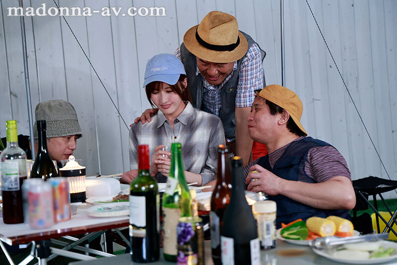 藤森里穂(藤森里穗)作品JUR-010发布！G乳人妻参加社区露营到场才发现只有自己是女生，惨遭灌醉多P轮上