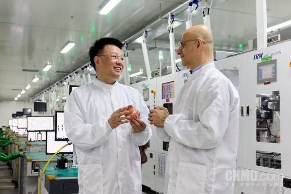 Sabih Khan(右) 库克亲自下场宣传iPhone Air 这趟中国行不止为了带货