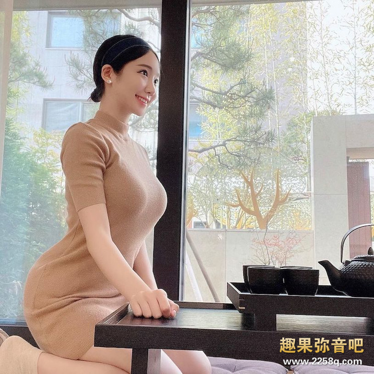 jkforum1624555269.jpg 韩国最凶英文老师! 不科学的浑圆乳量根本真人版娜美!