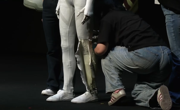 小鹏机器人是真是假?何小鹏现场直接剪开衣服自证 小鹏机器人是真是假?何小鹏现场直接剪开衣服自证