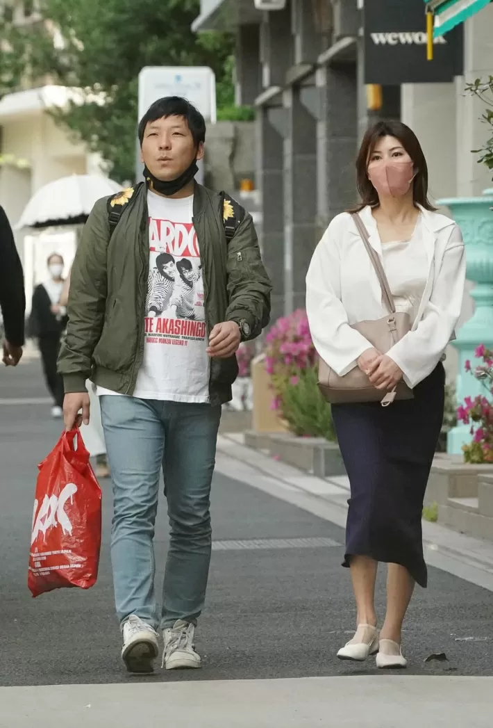 抓到了!美乃すずめ(美乃雀)和搞笑艺人过夜!