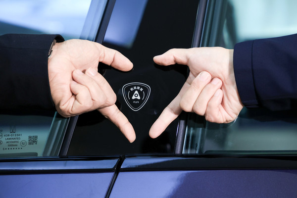 华为靳玉志试驾新款阿维塔12 直言：&ldquo;如脱胎换骨！&rdquo;