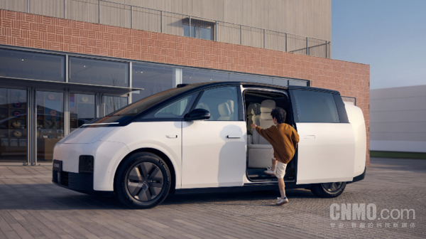 不到两年！理想MEGA正式达成3万台交付 有七座大空间