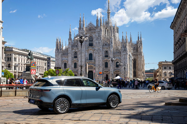 岚图叩响港交所大门 一场关于“技术定义”的价值重估 岚图叩响港交所大门 一场关于“技术定义”的价值重估