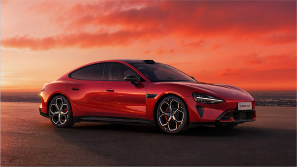 新一代小米SU7 雷军展示新一代SU7机械门把手 二排座椅配有备份电源