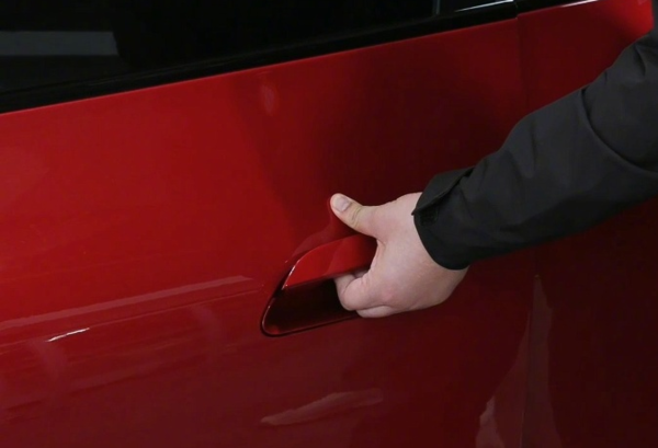 雷军展示新一代SU7机械门把手 二排座椅配有备份电源 雷军展示新一代SU7机械门把手 二排座椅配有备份电源