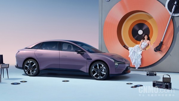 2026款小鹏MONA M03首搭冰雪AES紧急转向避让