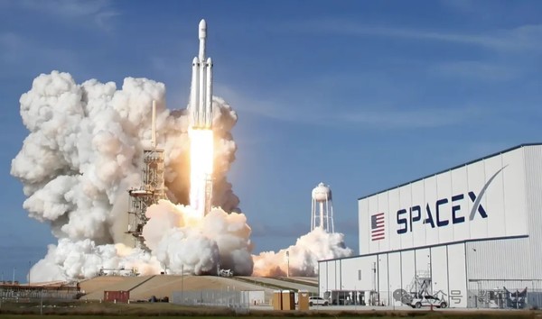 SpaceX SpaceX上市首日开盘报150美元 市值突破2万亿美元